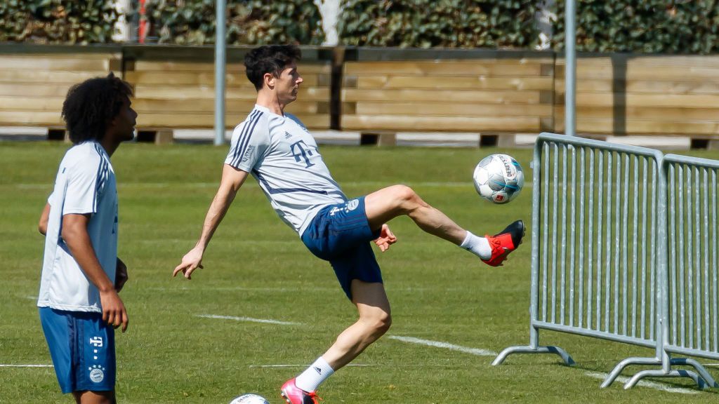 Zdjęcie okładkowe artykułu: Getty Images / Roland Krivec/DeFodi Images  / Na zdjęciu: Robert Lewandowski podczas wtorkowego treningu