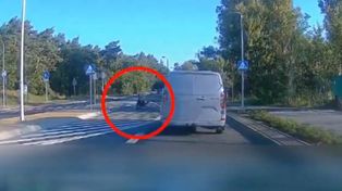 Toruń: Groźne wyprzedzanie — pieszy z psem w niebezpieczeństwie