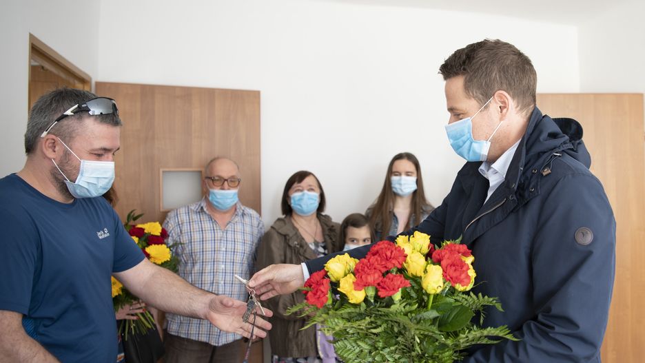 Warszawa. Kolejna rodzina repatriantów otrzymała klucze do mieszkania 