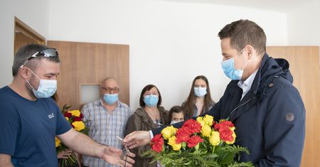 Warszawa. Rodzina repatriantów otrzymała klucze do mieszkania w stolicy