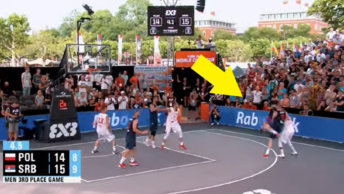 YouTube / oficjalny profil FIBA / Rzut Michaela Hicksa