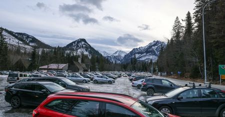 Ferie zimowe 2024. TPN tłumaczy wysokie ceny. Tyle trzeba zapłacić za parking