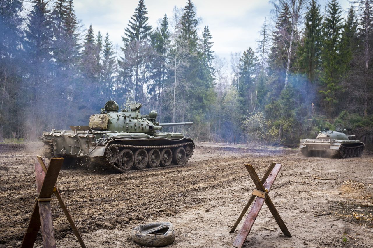 CNN: Rosjanie rzucają na front zabytkowe czołgi T-55 zamówione w 1948 roku