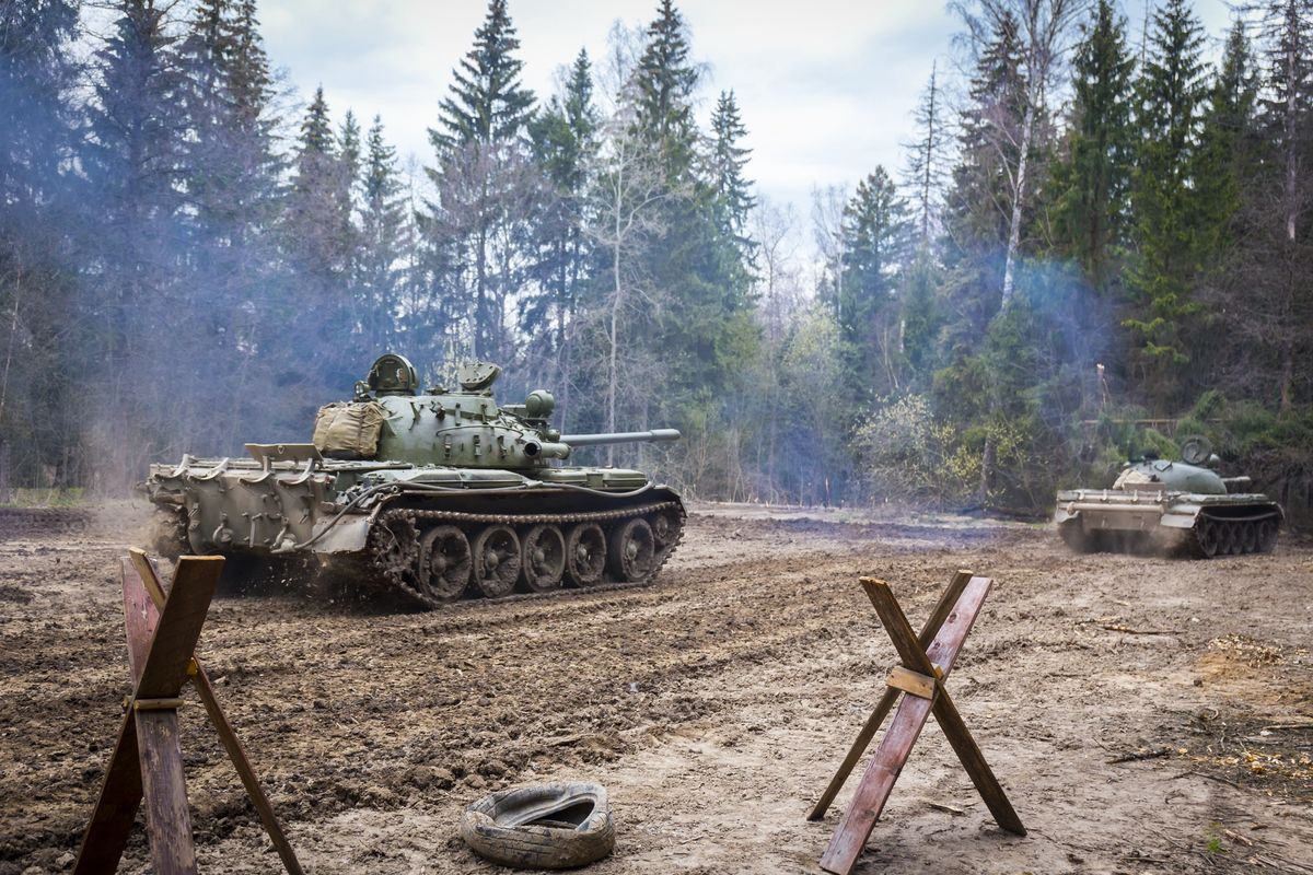 Radziecki czołg bojowy T55 na poligonie w lesie