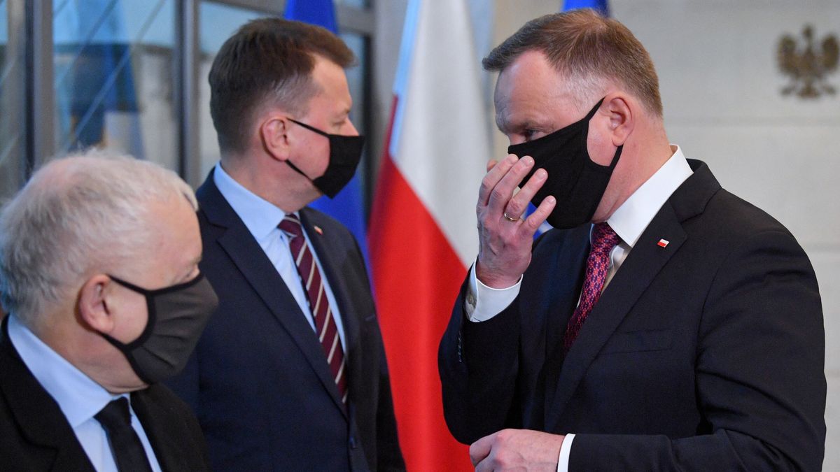 Na zdjęciu Jarosław Kaczyński, Mariusz Błaszczak i Andrzej Duda w trakcie konferencji prasowej