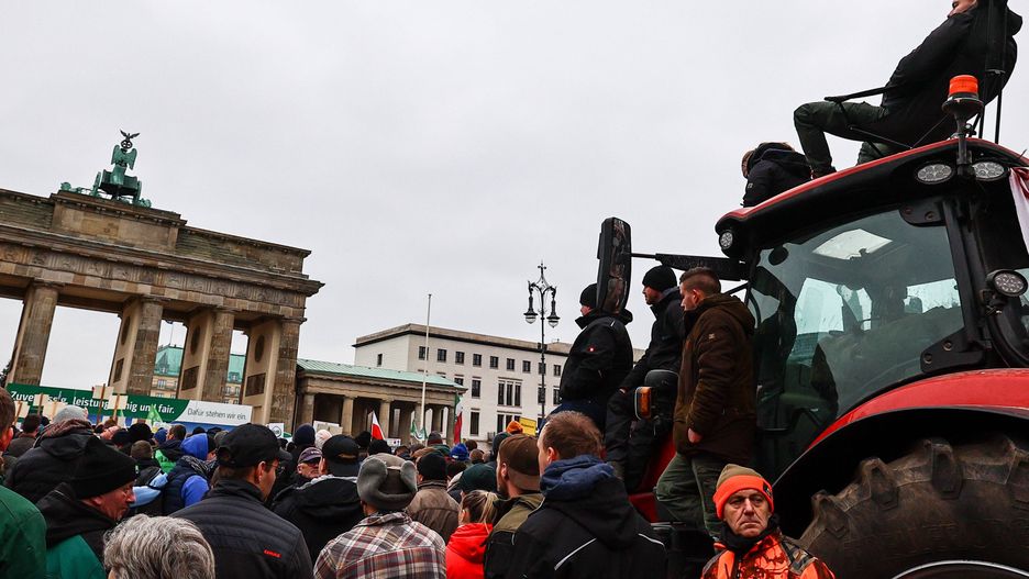 German farmers protest in Berlin
epa11035717 Farmers gather next to a Brandenburg Gate during a farmers protest in Berlin, Germany, 18 December 2023.  Farmers demonstrate in Berlin against agricultural policy and planned abolition for agricultural diesel.  EPA/FILIP SINGER 
Dostawca: PAP/EPA.
FILIP SINGER