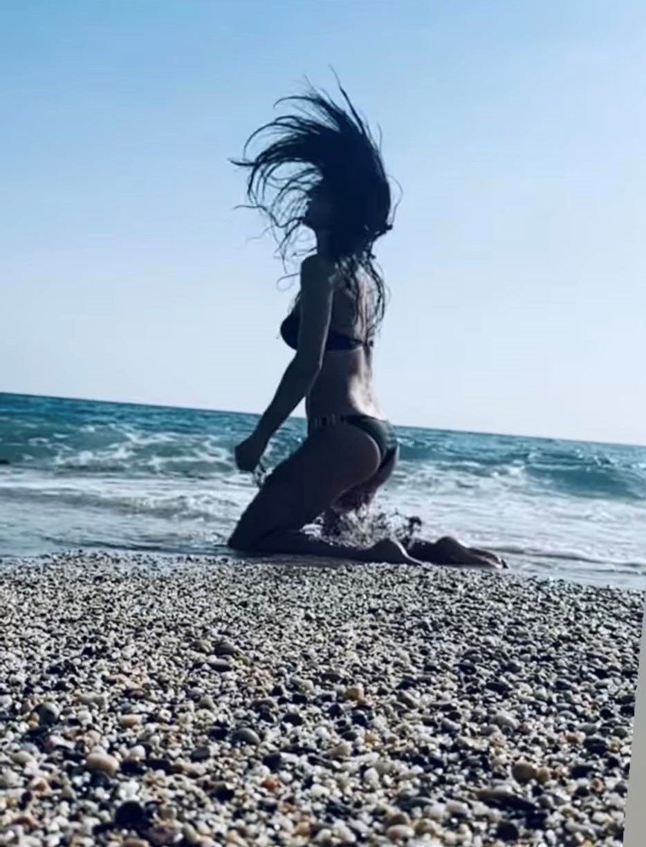 Justyna Steczkowska wygina się na plaży 