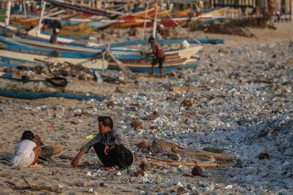 Plaża Bali zasypana śmieciami 
