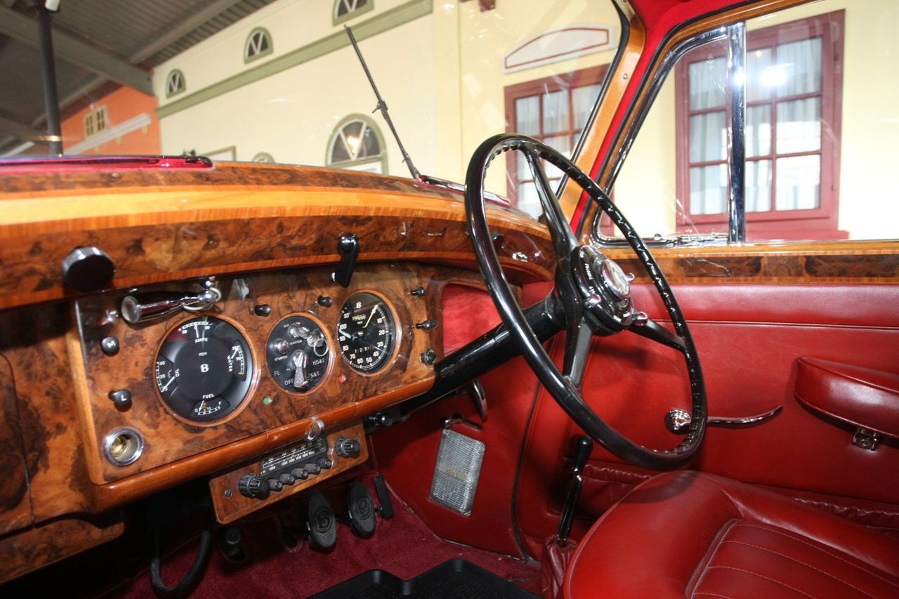 Gdyńskie Muzeum Motoryzacji. Wyjątkowe miejsce, które przenosi w czasie