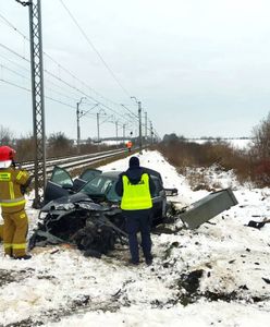 Trzy osoby ranne po zderzeniu auta osobowego z pociągiem. Kierowca audi zignorował sygnalizację