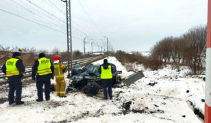 Trzy osoby ranne po zderzeniu auta osobowego z pociągiem. Kierowca audi zignorował sygnalizację