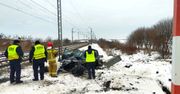 Trzy osoby ranne po zderzeniu auta osobowego z pociągiem. Kierowca audi zignorował sygnalizację