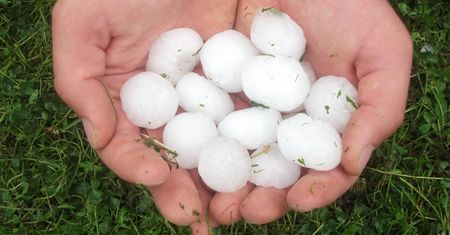Gwałtowne burze z gradem nad Polską. Małopolska najbardziej dotknięta
