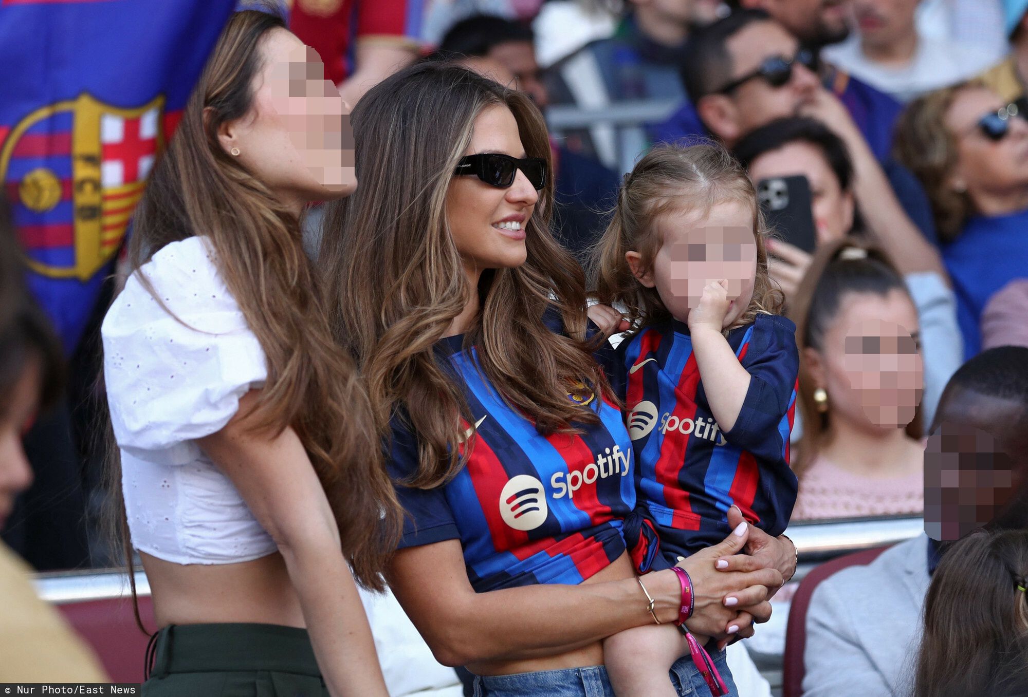 Anna Lewandowska z córkami dopingują Roberta z trybun