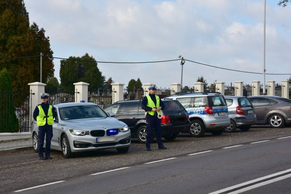 Uważajmy przy cmentarzach. Chodzi o coś więcej niż mandat