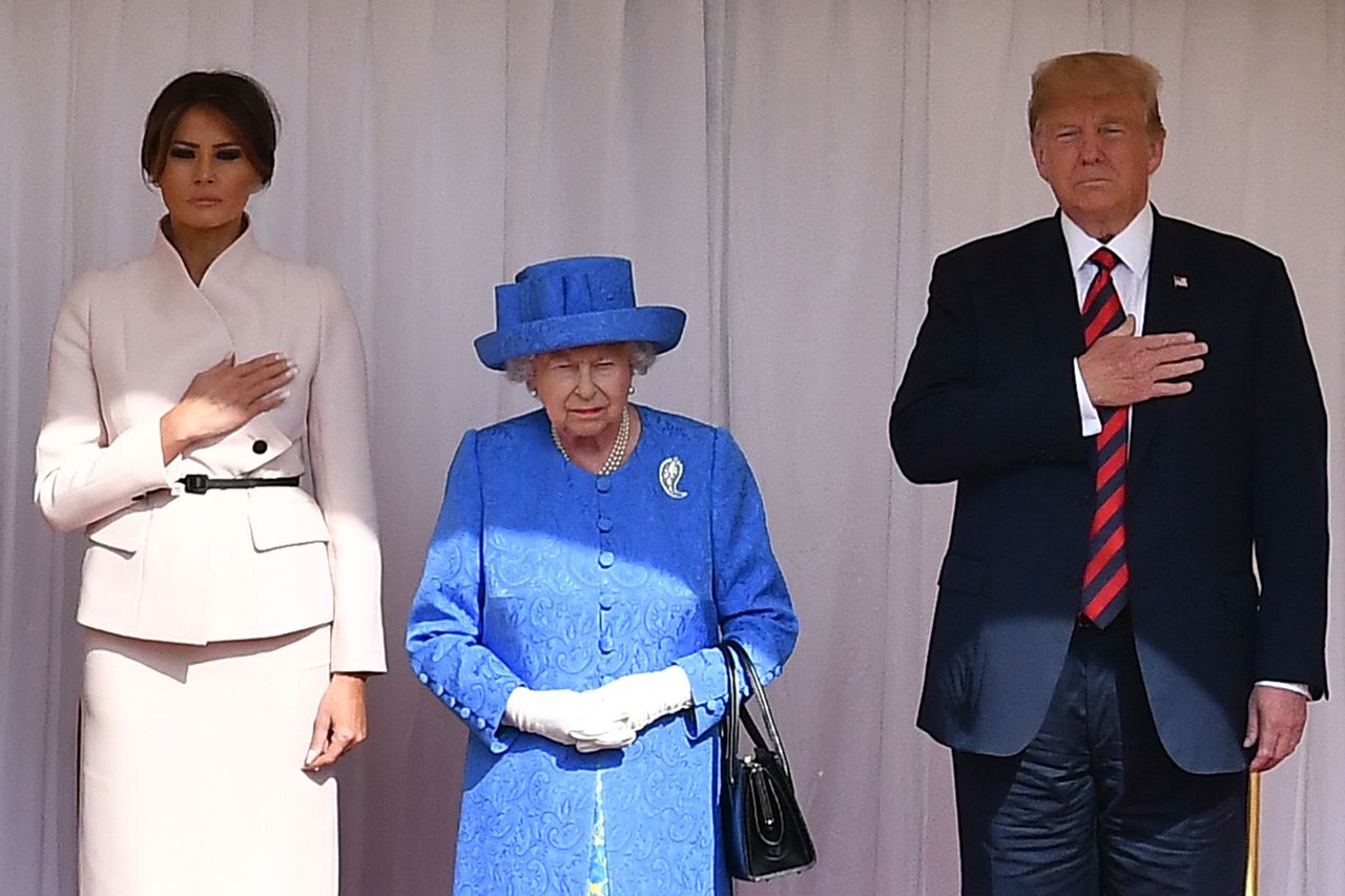 Królowa miała wyrazić sceptycyzm wobec Donalda Trumpa poprzez założenie konkretnej broszki