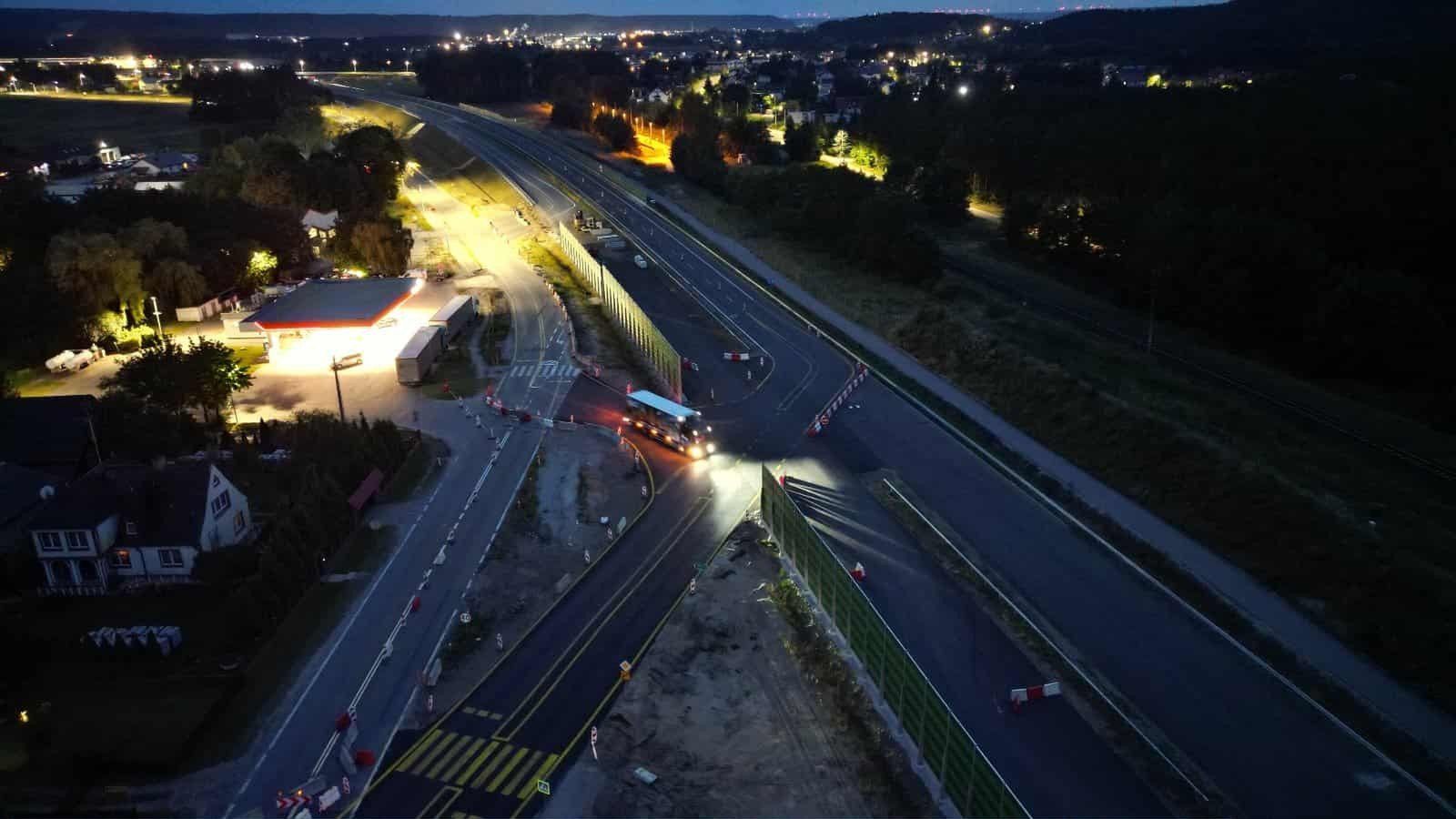 Kierowcy narzekają na brak świetlnego oznaczenia wjazdu na tymczasową drogę na budowie S-6