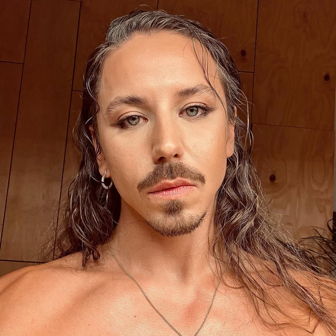Michał Szpak może pochwalić się długimi włosami 
