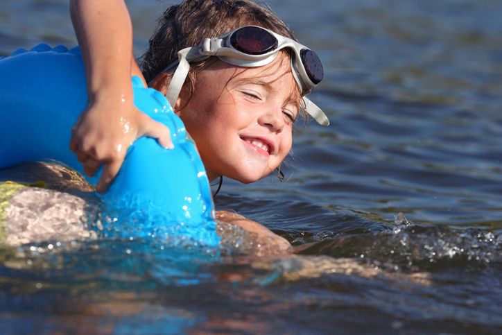Będąc nad wodą należy dokładnie obserwować dziecko