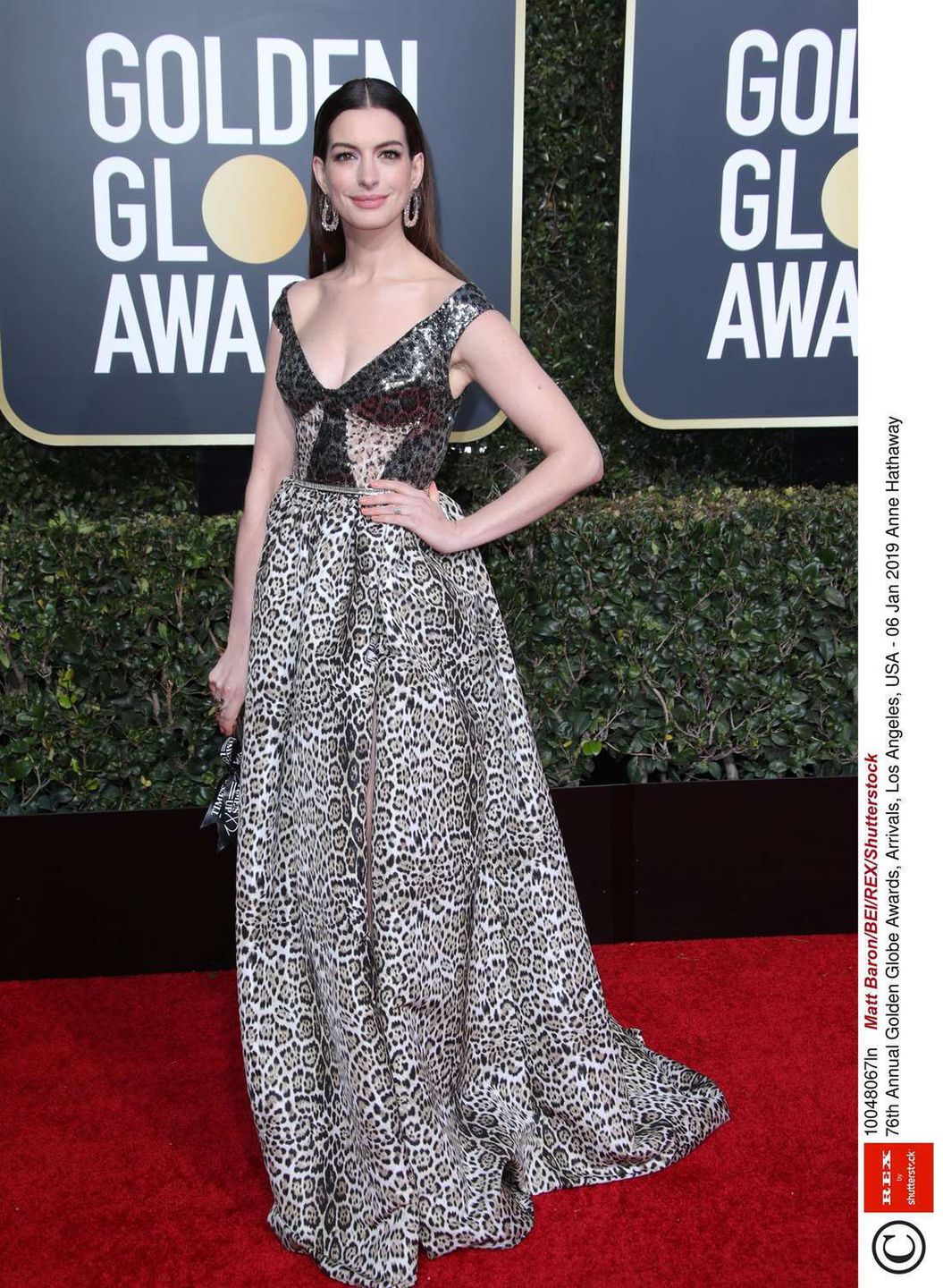 Anne Hathaway – Złote Globy 2019, kreacja: Elie Saab