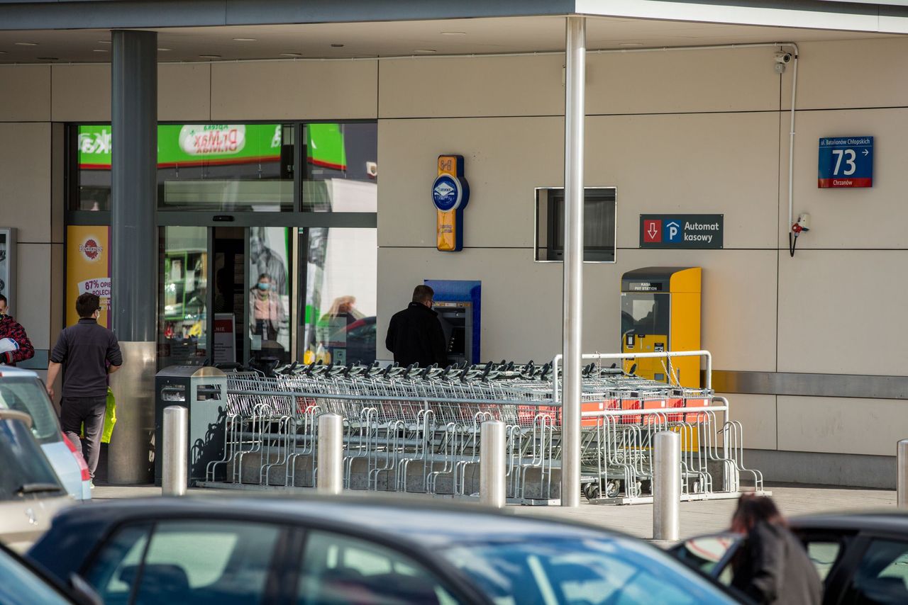 Zakupy Polaków w kwietniu. Rzadsze wizyty, większe wydatki