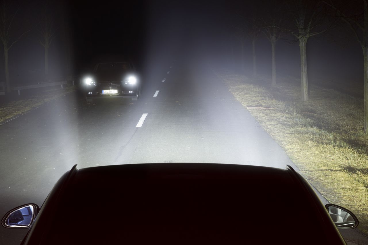 Działanie adaptacyjnych świateł drogowych w praktyce (fot. Opel)