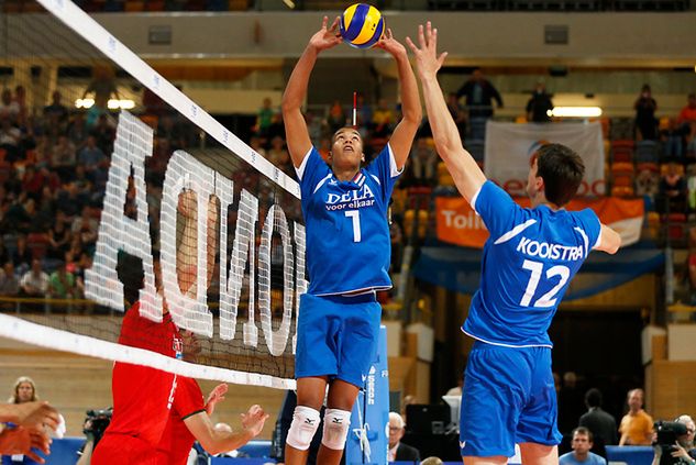 W Lidze Światowej Nimir Abdelaziz (z numerem 1) i jego reprezentacja Holandii zajęli drugie miejsce w grupie C | fot. FIVB