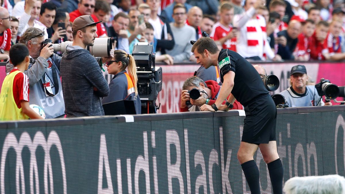Zdjęcie okładkowe artykułu: Reuters / Michaela Rehle / Sędzia korzysta z systemu VAR podczas meczu Bayern Monachium -  SC Freiburg