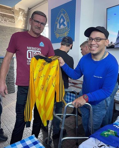 Najcenniejsza koszulka w kolekcji Artura. Ryszard Kołodziejczyk (z lewej) zdobył w niej mistrzostwo Polski w 1989 r. dla Ruchu Chorzów. Fot. Archiwum Artura Leszka