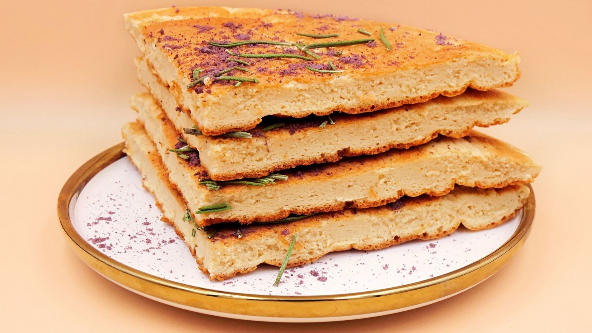 Przekładam gotowy omlet na talerz.