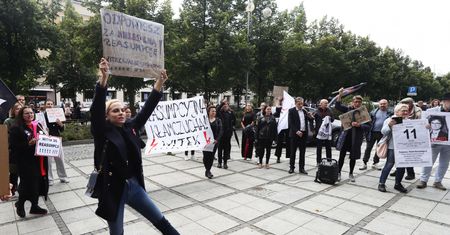 Rozpoczęcie roku szkolnego. Witek wygwizdana przed liceum w Częstochowie. "Będziesz siedzieć"
