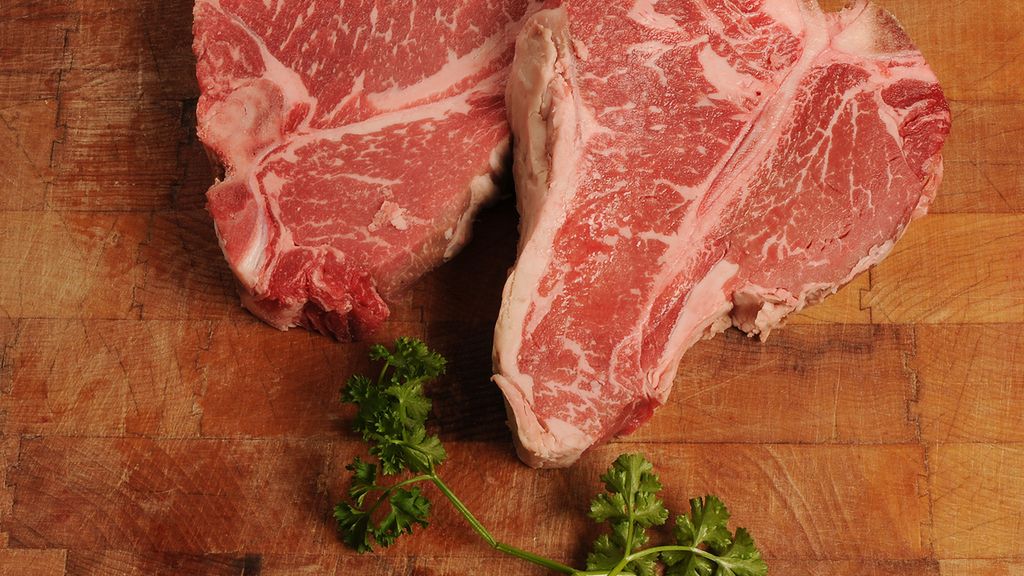 Surowy rostbef wołowy T-bone (samo mięso, III klasa mięsa)