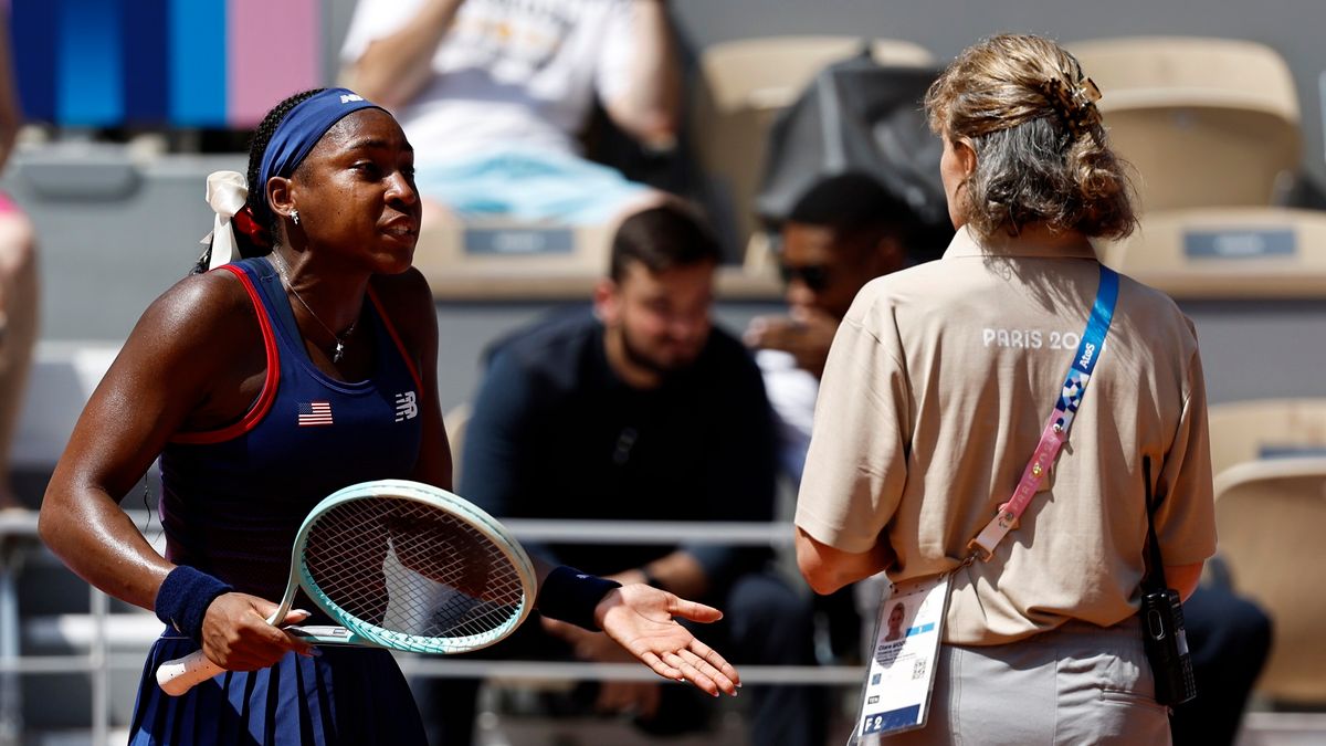 Zdjęcie okładkowe artykułu: PAP/EPA / RITCHIE B. TONGO / Na zdjęciu: Coco Gauff (z lewej) w dyskusji z sędzią spotkania.