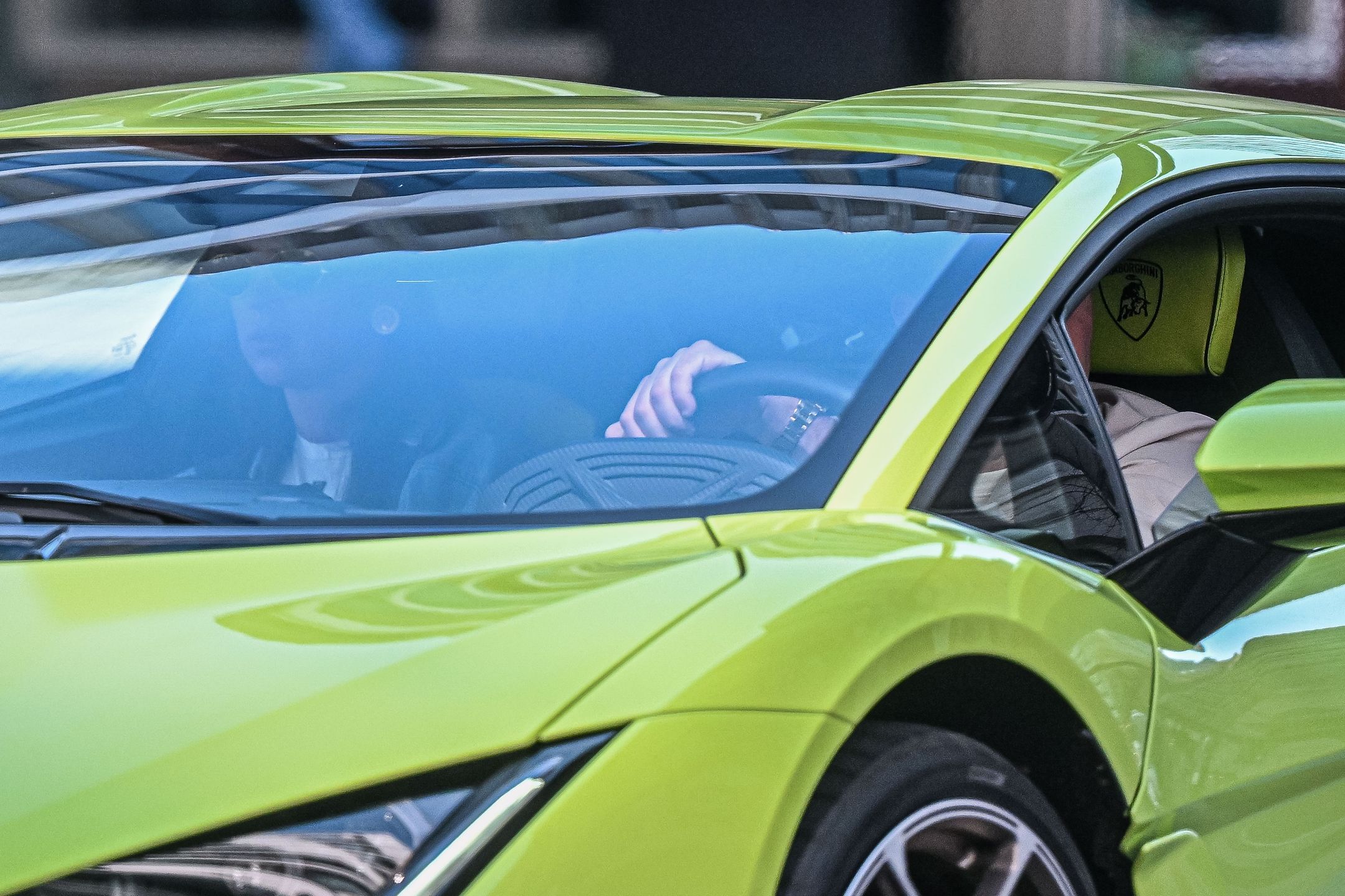 Klaudia Halejcio z partnerem na kawę pędzą buspasem Lamborghini 