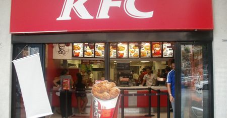 Sprzedaż spadła o jedną czwartą. Operator KFC i Pizza Hut podał wyniki