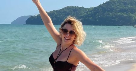 47-letnia Anna Kalczyńska pozuje W BIKINI w towarzystwie mamy i siostry. Internauci pieją z zachwytu: "KOBIETY PETARDY" (ZDJĘCIA)