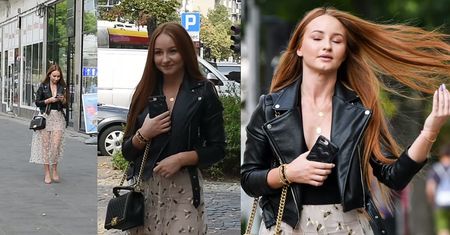Zapatrzona w telefon Litlemooonster96 przechadza się po centrum Warszawy