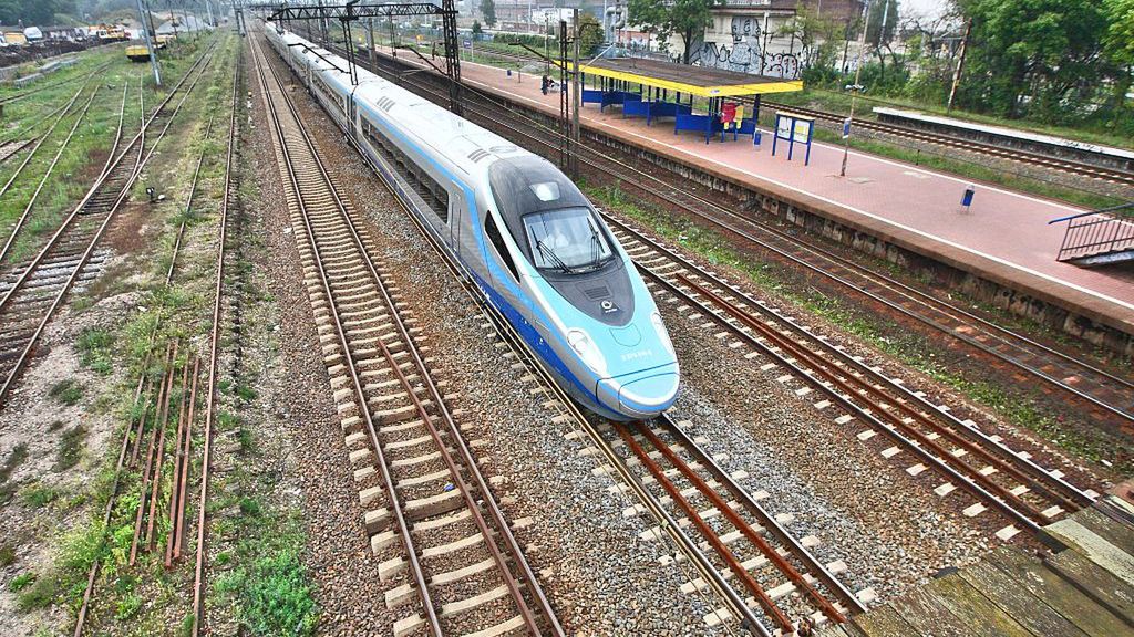 Pendolino trains on time for Christmas, Poland
Gdansk, Poland 12th, September 2014 PKP Intercity has confirmed that after resolved certifications problems high-speed Pendolino trains will be running from December 2014 in Poland. The Pendolino trains will initially run at up to 200 km per hour and will be used on routes from Warsaw to Krakow, Katowice, Gdansk and Wroclaw. Pictured: Pendolino test run in Gdansk. (Photo by Michal Fludra/NurPhoto) (Photo by NurPhoto/Corbis via Getty Images)
NurPhoto
railroad tracks:CB2, tory:CB2, stop action:CB2, high speed train:CB2, Gdansk:CB2, station:CB2, intercity:CB2, inter-city:CB2, pociag:CB2, alstom:CB2, pendolino:CB2, pendolino train:CB2, alstom train:CB2, alstom trains:CB2