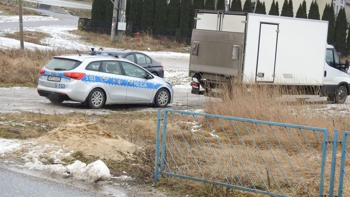 Kierowca wjechał za opuszczający się szlaban