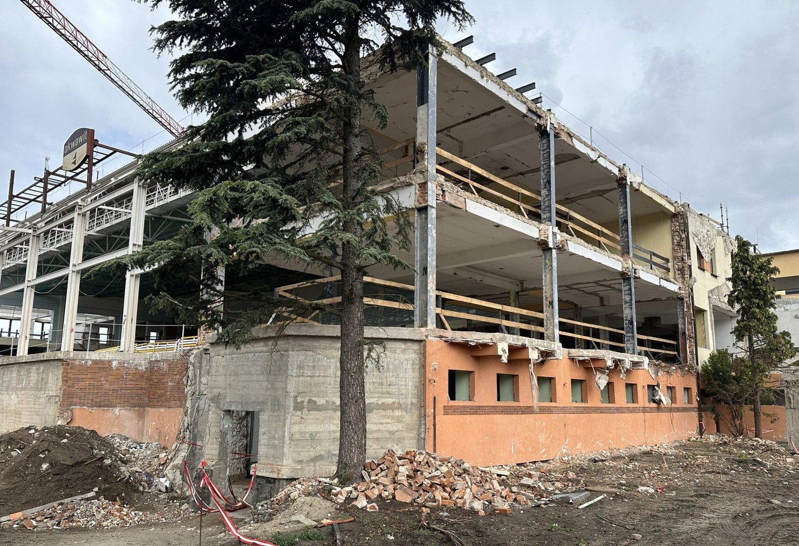 Rozbiórka dachu pływalni Akwawit w Lesznie