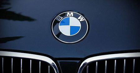Zabrał ojca na przejażdżkę zakupionym BMW. Wpadł do rowu i dachował