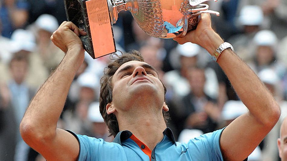 Roger Federer z trofeum Roland Garros 2009