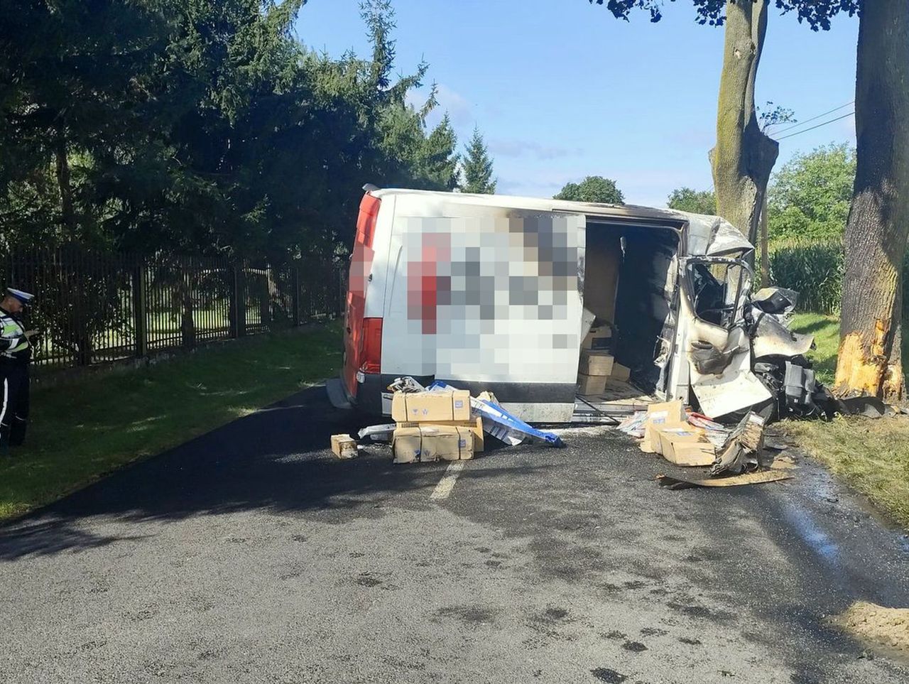 Smogorzewo: Kurier bez prawa jazdy rozbił busa na drzewie
