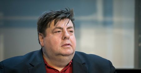 Piotr Semka zarażony koronawirusem. Dziennikarz jest w szpitalu. "Leży pod respiratorem"