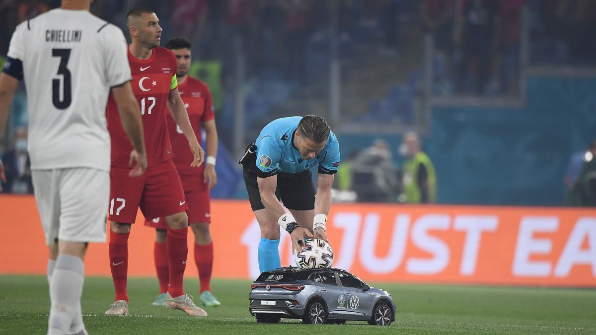 sędzia Danny Makkelie odbiera z samochodzika piłkę na mecz otwarcia Euro 2020 Turcja - Włochy
