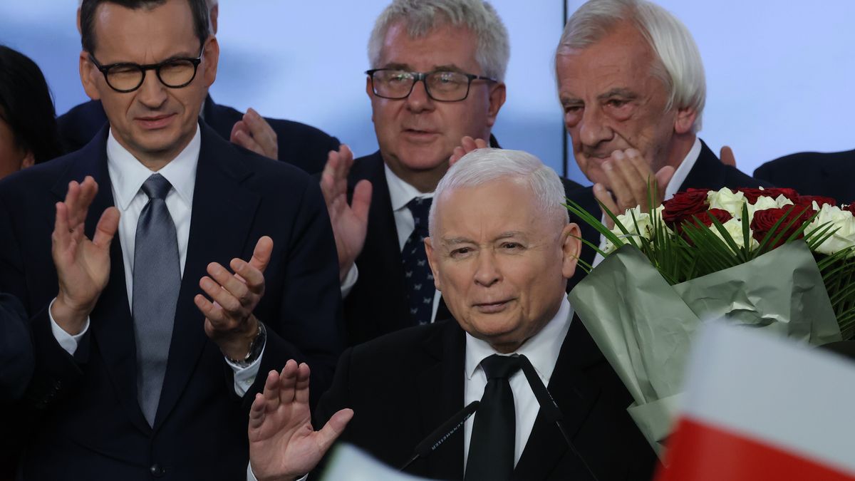 WARSAW, POLAND - OCTOBER 15: Jaroslaw Kaczynski (C), leader of the ruling national conservative Law and Justice party (PiS), speaks to supporters at PiS headquarters following initial results in Polish parliamentary elections as Mateusz Morawiecki (L), Polish Prime Minister and leading PiS member, looks on on October 15, 2023 in Warsaw, Poland. Poles have been voting today to decide whether PiS will govern for a third consecutive term or whether a coalition of center-left, pro-European parties will be given the opportunity to form a government. Also on the ballot is a referendum introduced by the current government over EU migration reform. (Photo by Sean Gallup/Getty Images)
