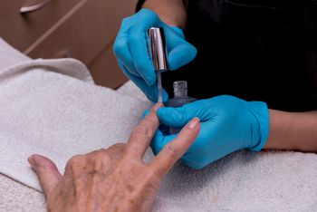 Jaki kolor paznokci dla 60-latki? Ten manicure odmładza dłonie