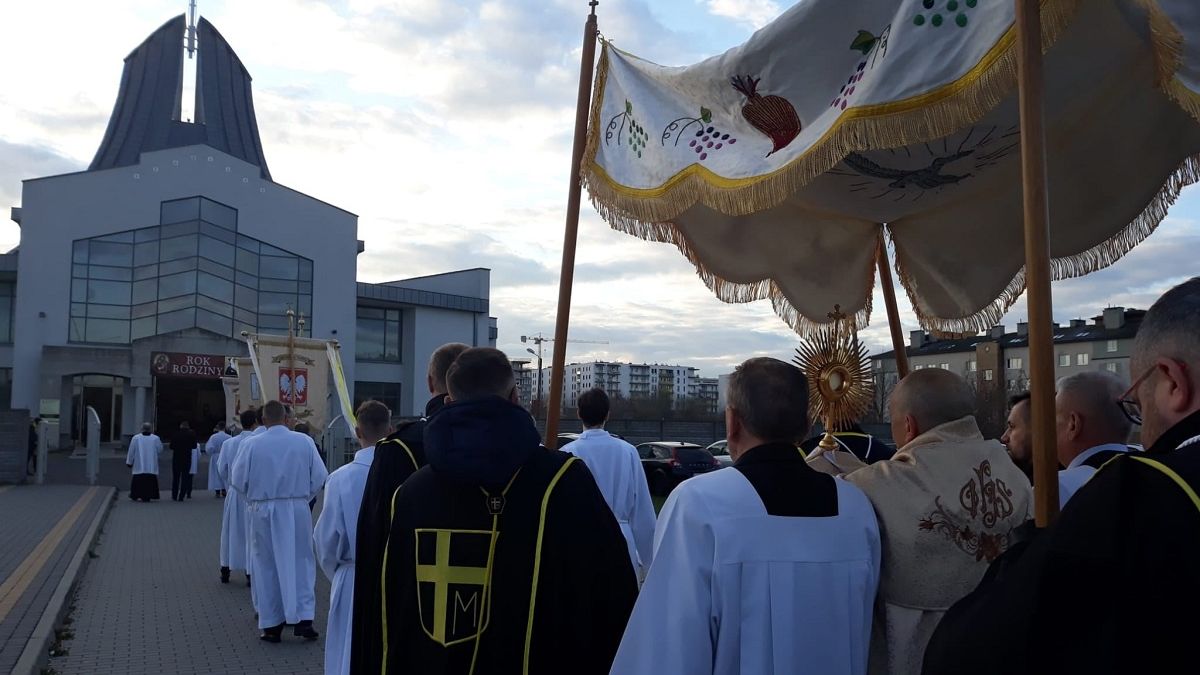 Procesja Drogi Krzyżowej w parafii św. Jana Pawła II w Lublinie