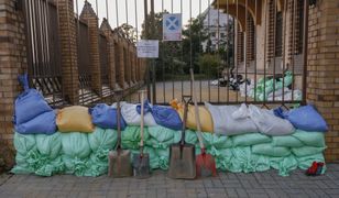 Powódź. We Wrocławiu trwa walka z czasem. "Zbliża się fala"