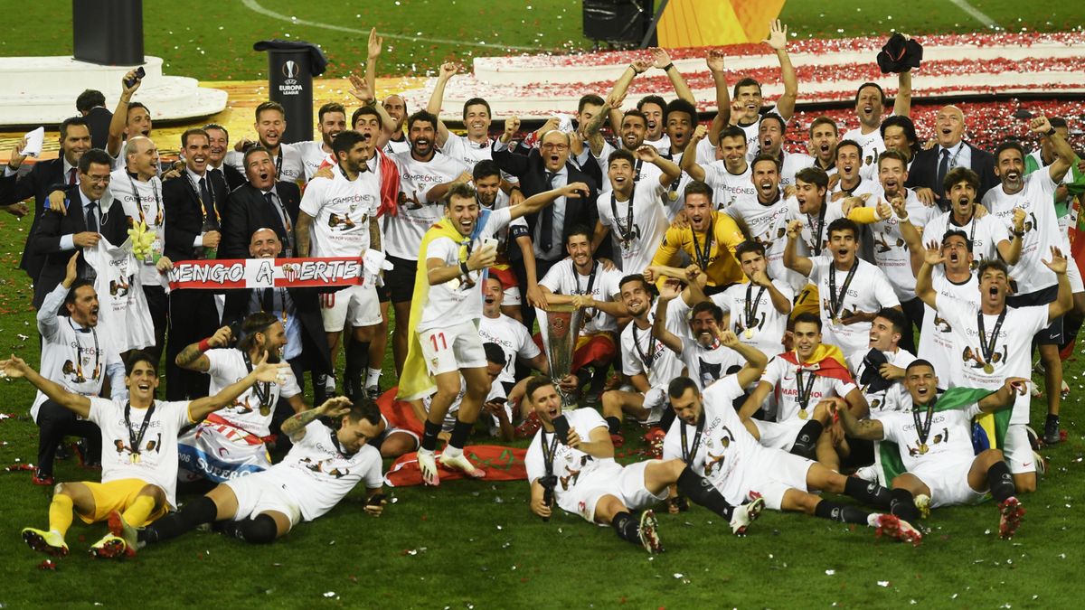 piłkarze Sevilla FC cieszą się ze zwycięstwa w Lidze Europy